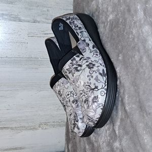 0121 Ingaro Bethany Slip Resistant Clogs